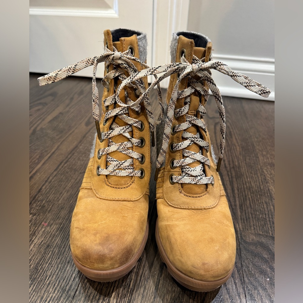Sorel • LEXIE Wedge Felt Waterproof Ankle Boot in Camel (8) - Picture 5 of 9